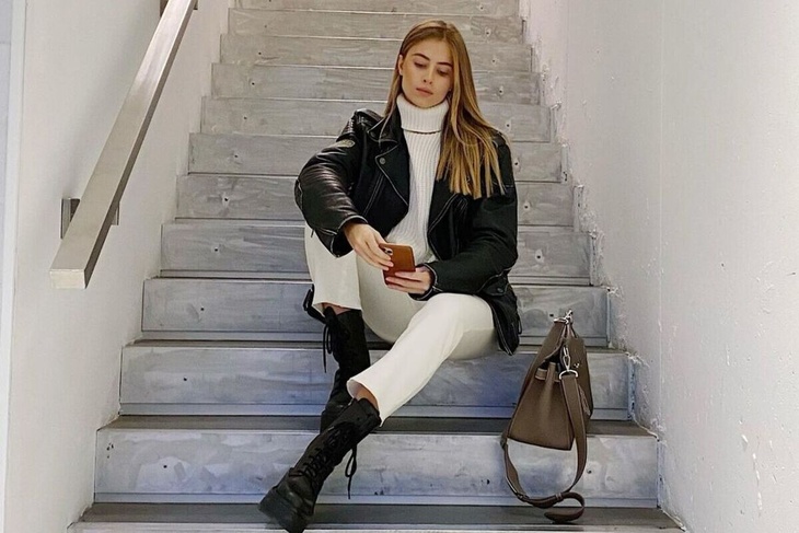 Первый анал на лестнице для молодой русской красотки